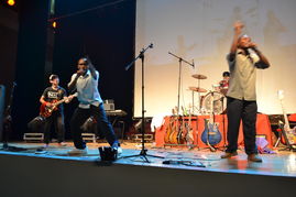 熱烈祝賀薔薇樂隊演出火爆成功 寶坻在線李經(jīng)理真誠服務(wù)百姓藝術(shù)表演