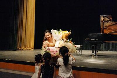 國際鋼琴家胡雪莎深圳音樂會圓滿落幕，精湛技藝展現(xiàn)大師風(fēng)采，藝術(shù)場館管理服務(wù)共鑄璀璨夜晚